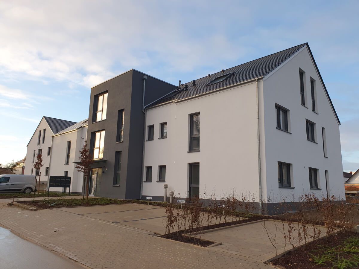 Immobiliengesellschaft - Place4Life GmbH & Co. KG - Enger Gebäude Außenansicht